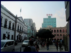 Avenida de Almeida Ribeiro towards Largo do Senado (Senate Square). To the left is Civic and Municipal Affaris Bureau.